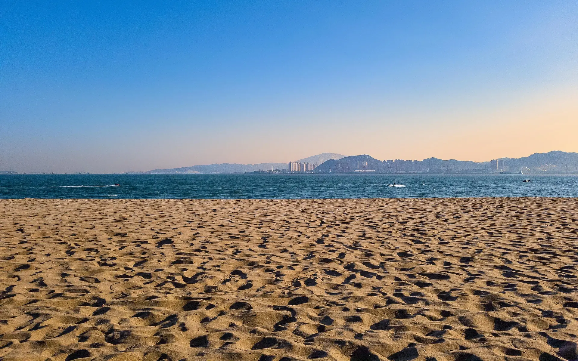 A broad sandy Xiamen beach facing the afternoon sea